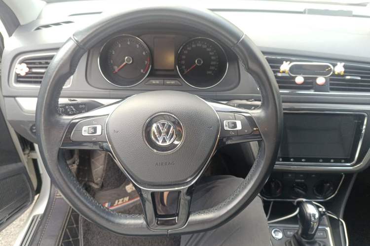 Used Volkswagen Lavida 2017 1.6L Automatic Comfort Edition Steering Wheel