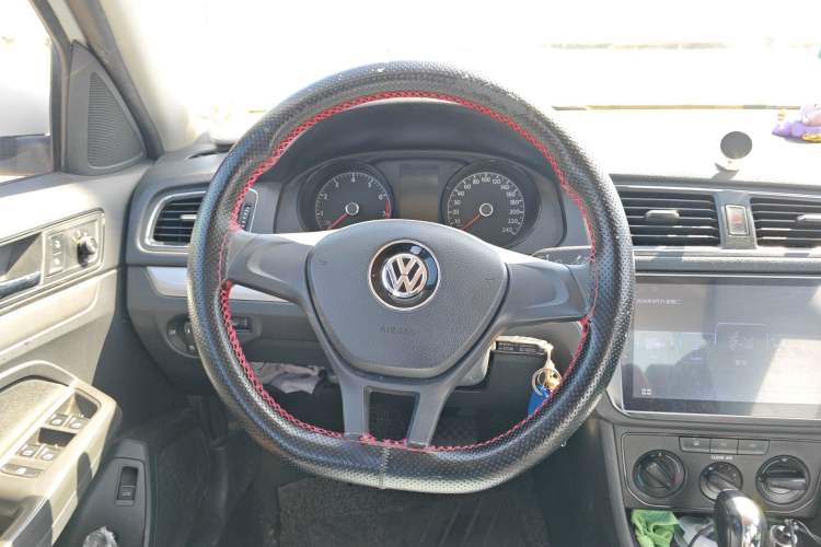 Used Volkswagen Lavida 2017 1.6L Automatic Fashion Edition Steering Wheel