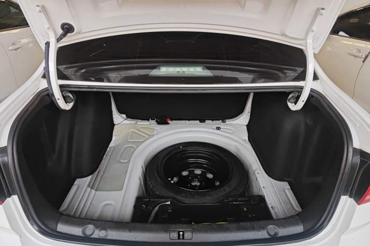 Used Volkswagen Lavida 2017 1.6L Automatic Fashion Edition Trunk