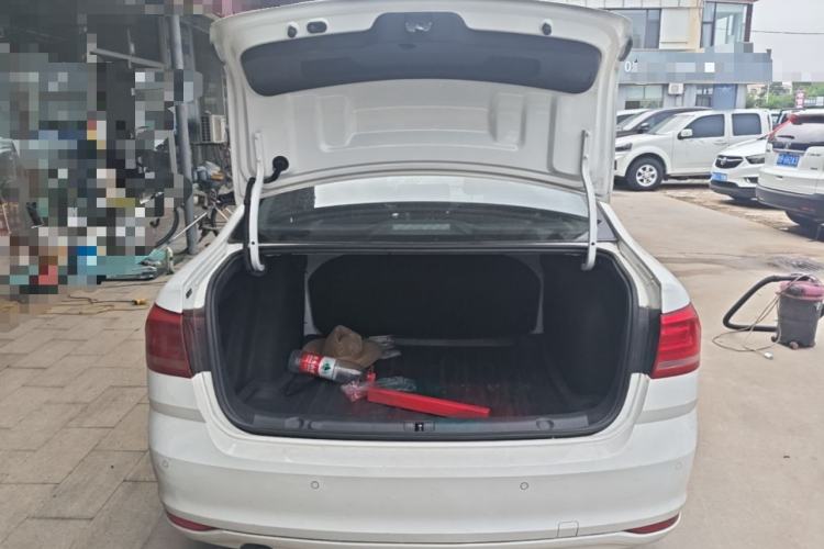 Used Volkswagen Lavida 2017 1.6L Automatic Fashion Edition Trunk