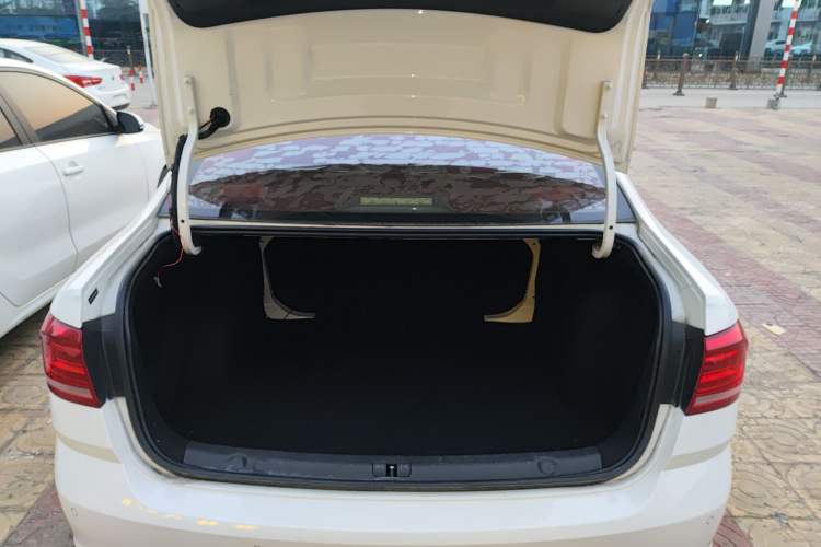 Used Volkswagen Lavida 2017 1.6L Automatic Fashion Edition Trunk
