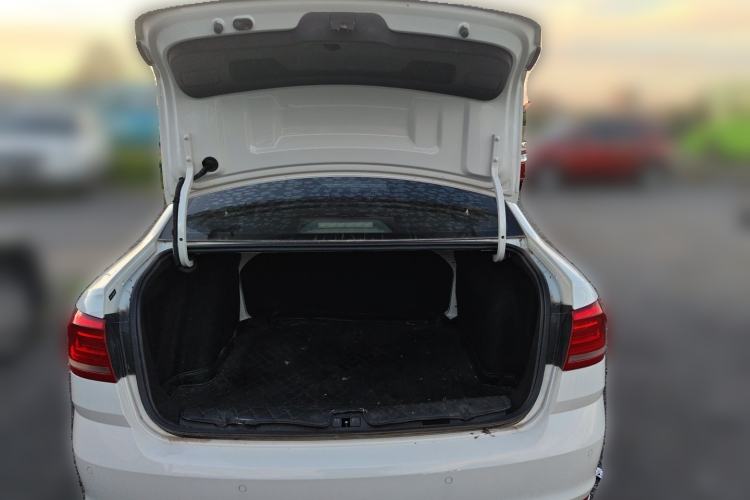 Used Volkswagen Lavida 2017 1.6L Automatic Fashion Edition Trunk