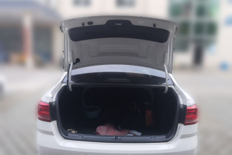 Used Volkswagen Lavida 2017 1.6L Automatic Fashion Edition Trunk