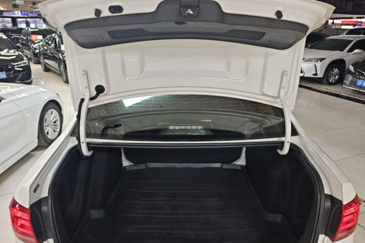 Used Volkswagen Lavida 2017 1.6L Automatic Fashion Edition Trunk