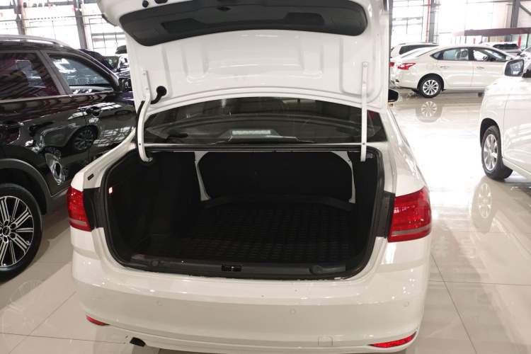 Used Volkswagen Lavida 2017 1.6L Automatic Comfort Edition Trunk