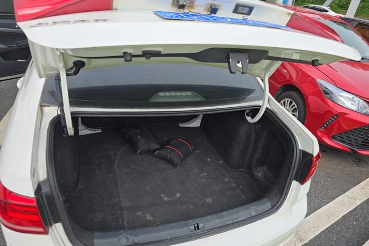 Used Volkswagen Lavida 2017 1.6L Manual Fashion Edition Trunk