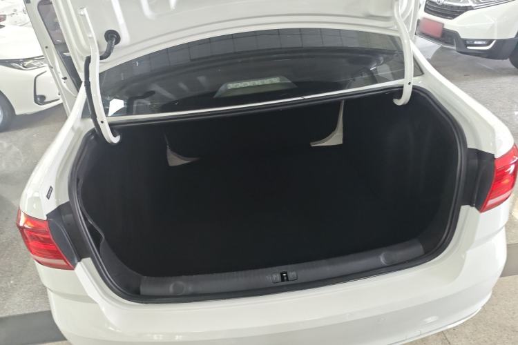 Used Volkswagen Lavida 2017 1.6L Automatic Fashion Edition Trunk