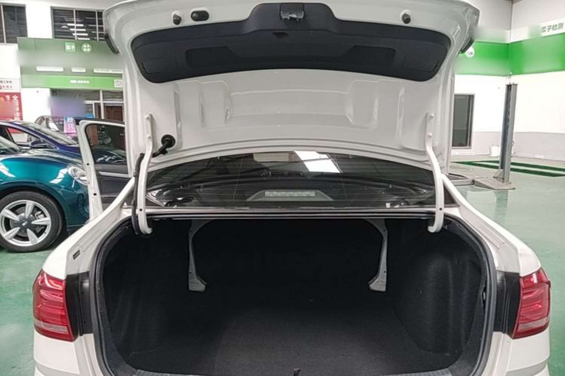 Used Volkswagen Lavida 2017 1.6L Automatic Comfort Edition Trunk
