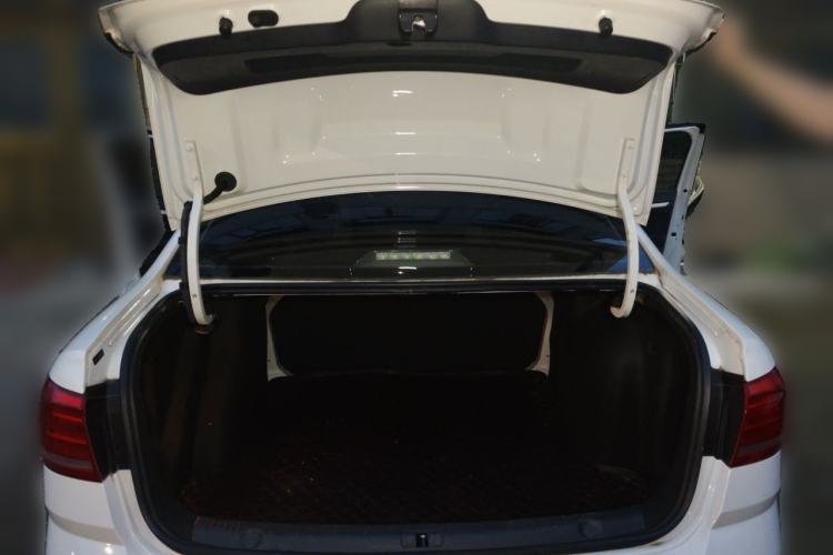 Used Volkswagen Lavida 2017 1.6L Automatic Fashion Edition Trunk