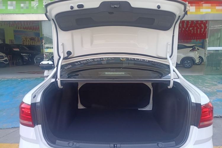 Used Volkswagen Lavida 2017 1.6L Automatic Fashion Edition Trunk