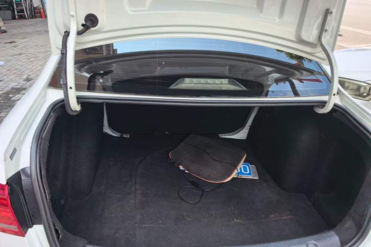 Used Volkswagen Lavida 2017 1.6L Automatic Fashion Edition Trunk