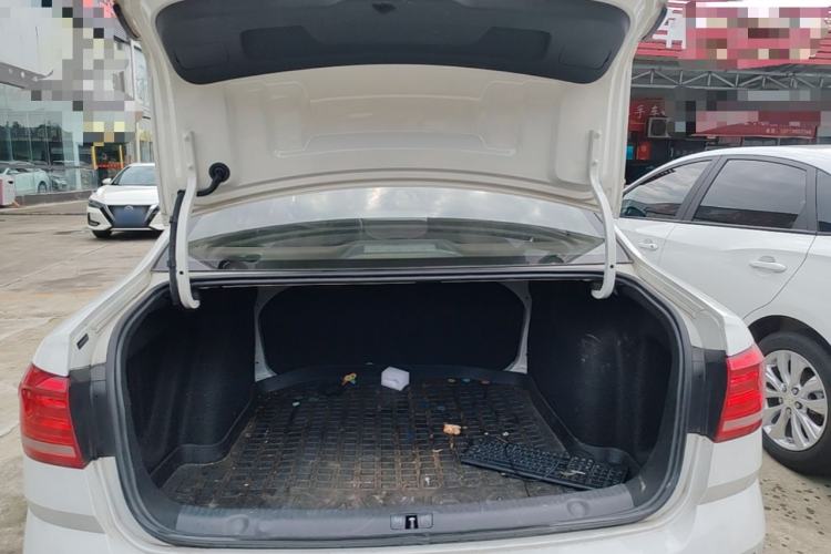 Used Volkswagen Lavida 2017 1.6L Manual Fashion Edition Trunk