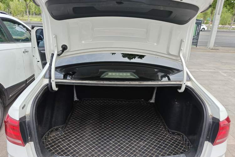 Used Volkswagen Lavida 2017 1.6L Manual Fashion Edition Trunk