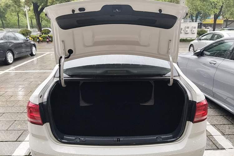 Used Volkswagen Lavida 2017 1.6L Automatic Fashion Edition Trunk