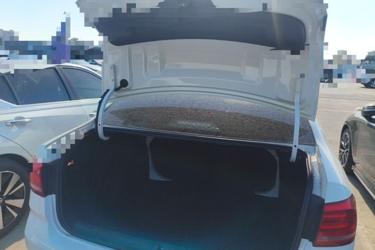 Used Volkswagen Lavida 2017 1.6L Automatic Fashion Edition Trunk