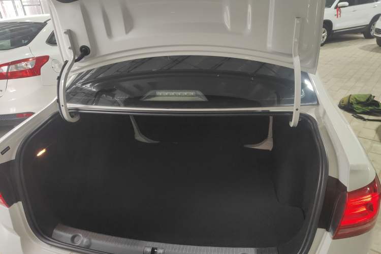Used Volkswagen Lavida 2017 1.6L Automatic Fashion Edition Trunk