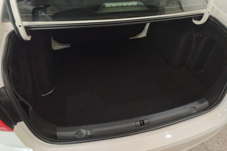 Used Volkswagen Lavida 2017 1.6L Automatic Fashion Edition Trunk