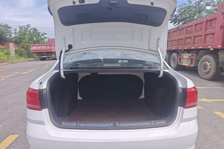 Used Volkswagen Lavida 2017 1.6L Automatic Comfort Edition Trunk