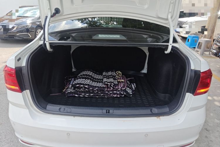 Used Volkswagen Lavida 2017 1.6L Automatic Fashion Edition Trunk