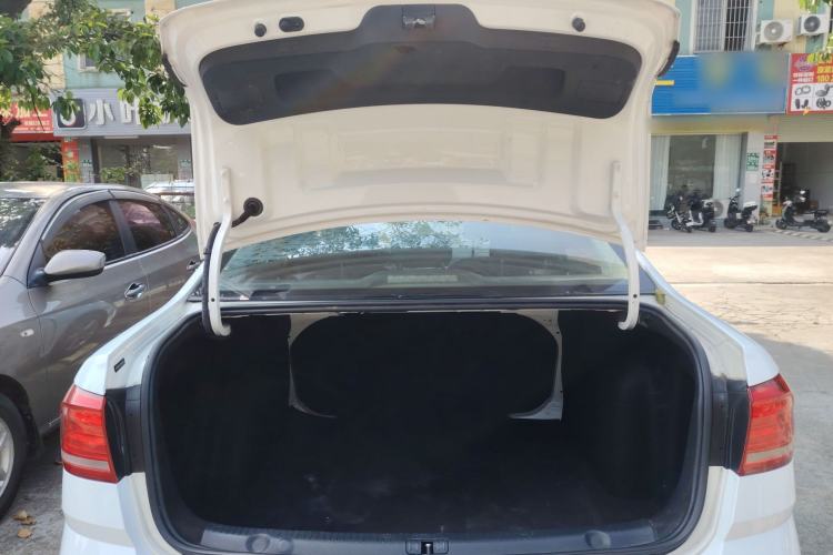 Used Volkswagen Lavida 2017 1.6L Automatic Fashion Edition Trunk
