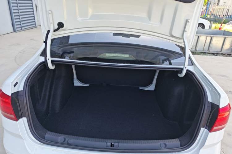 Used Volkswagen Lavida 2017 1.6L Manual Fashion Edition Trunk