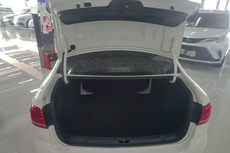 Used Volkswagen Lavida 2017 1.6L Automatic Fashion Edition Trunk