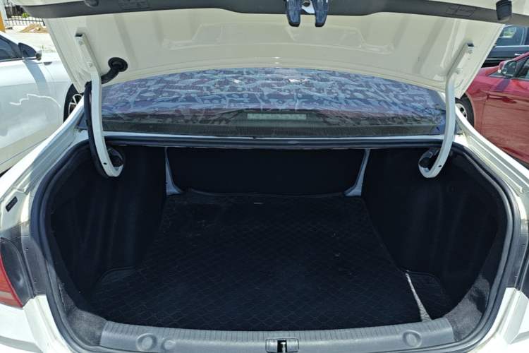 Used Volkswagen Lavida 2017 1.6L Automatic Fashion Edition Trunk