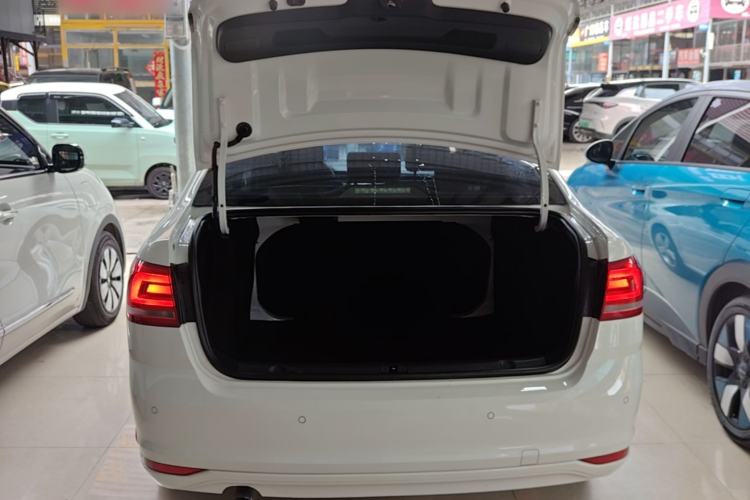 Used Volkswagen Lavida 2017 1.6L Automatic Fashion Edition Trunk