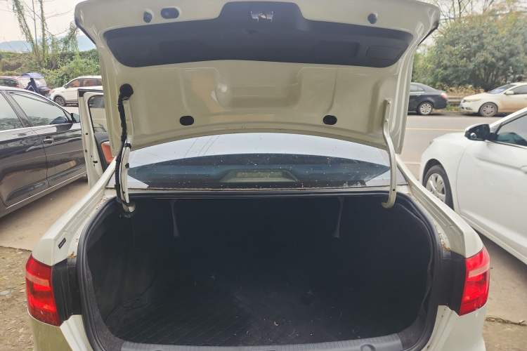 Used Volkswagen Lavida 2017 1.6L Automatic Comfort Edition Trunk