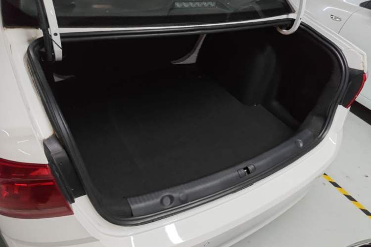Used Volkswagen Lavida 2017 1.6L Automatic Fashion Edition Trunk