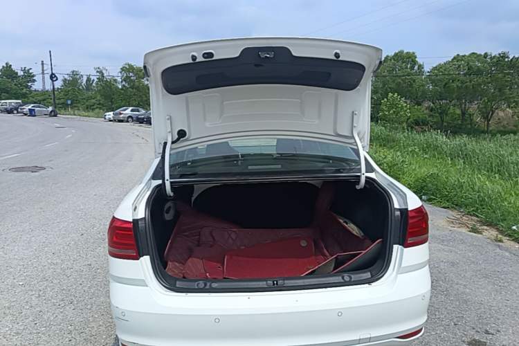 Used Volkswagen Lavida 2017 1.6L Automatic Fashion Edition Trunk