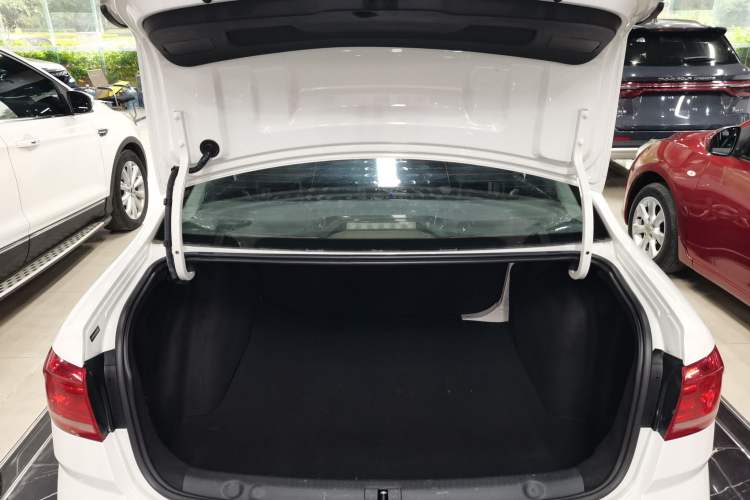 Used Volkswagen Lavida 2017 1.6L Automatic Fashion Edition Trunk