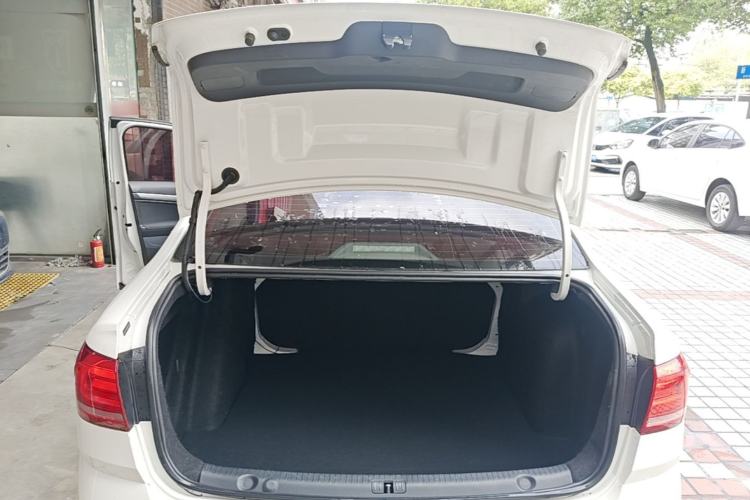 Used Volkswagen Lavida 2017 1.6L Automatic Fashion Edition Trunk