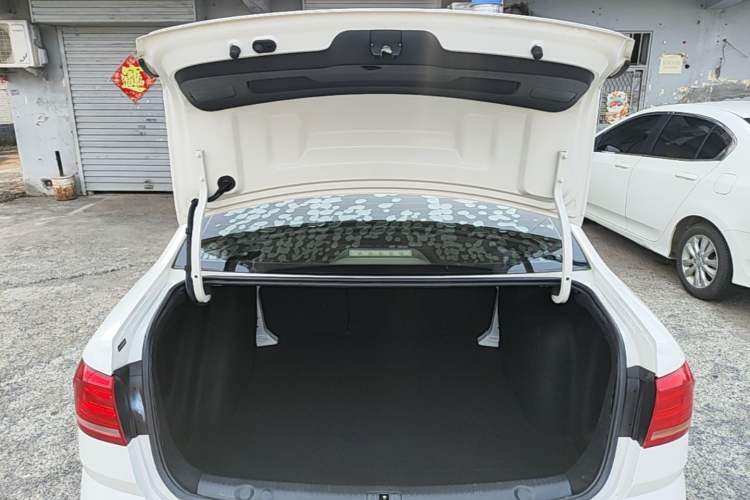 Used Volkswagen Lavida 2017 1.6L Automatic Comfort Edition Trunk