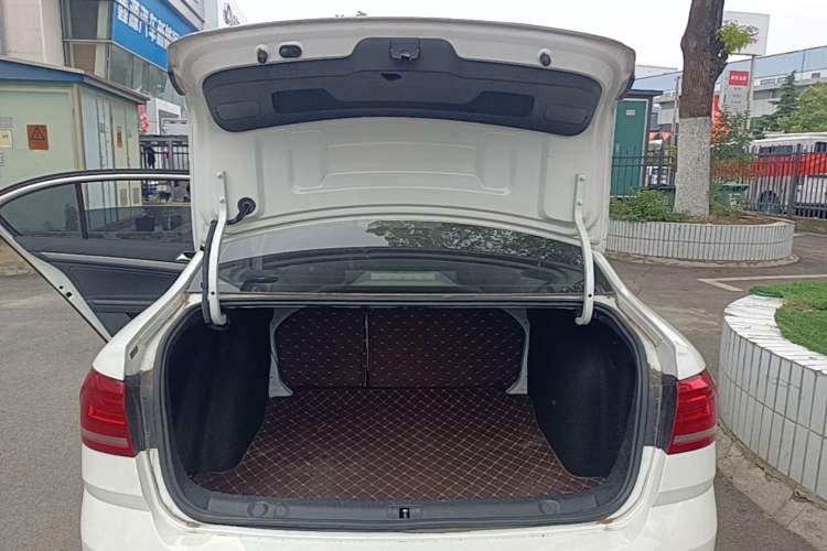 Used Volkswagen Lavida 2017 1.6L Manual Comfort Edition Trunk