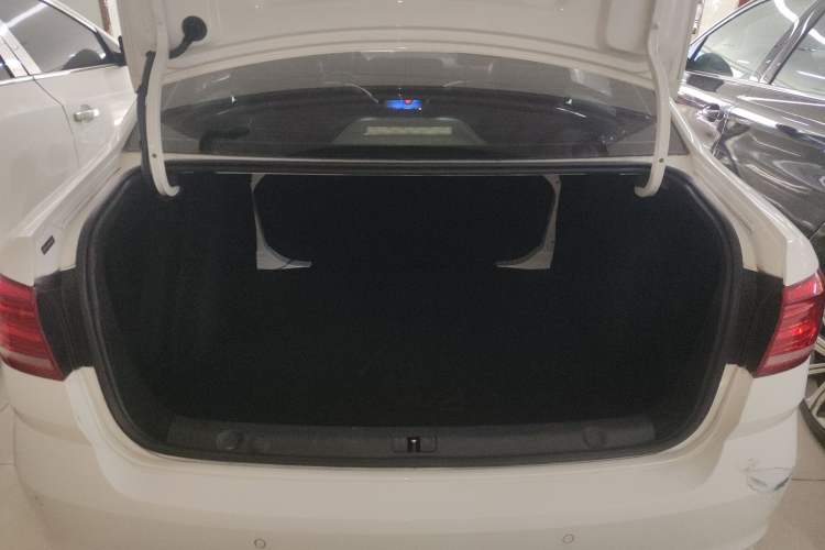 Used Volkswagen Lavida 2017 1.6L Automatic Fashion Edition Trunk