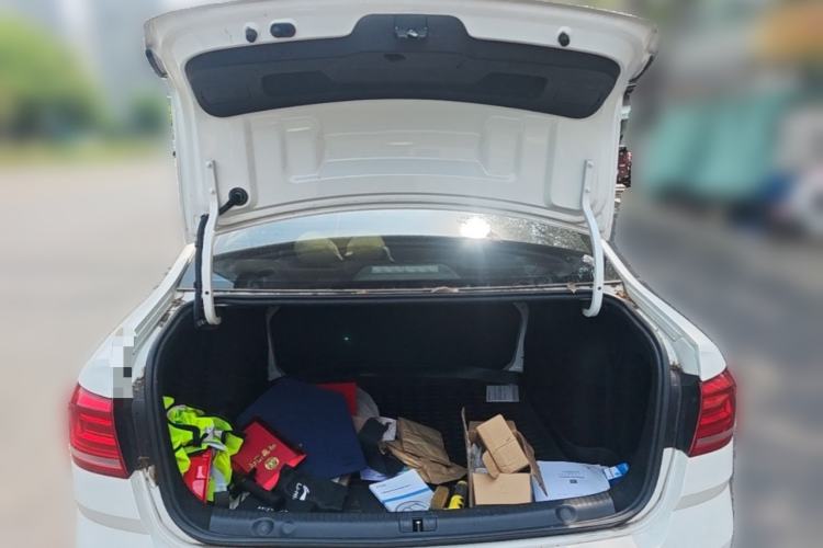 Used Volkswagen Lavida 2017 1.6L Manual Fashion Edition Trunk
