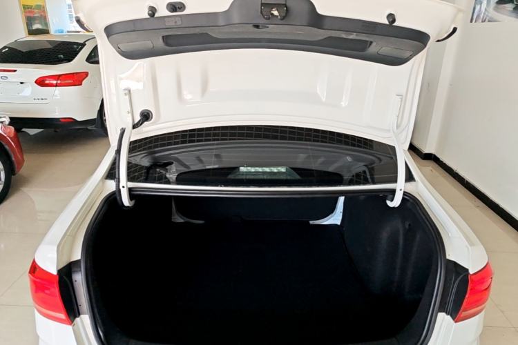 Used Volkswagen Lavida 2017 1.6L Automatic Fashion Edition Trunk