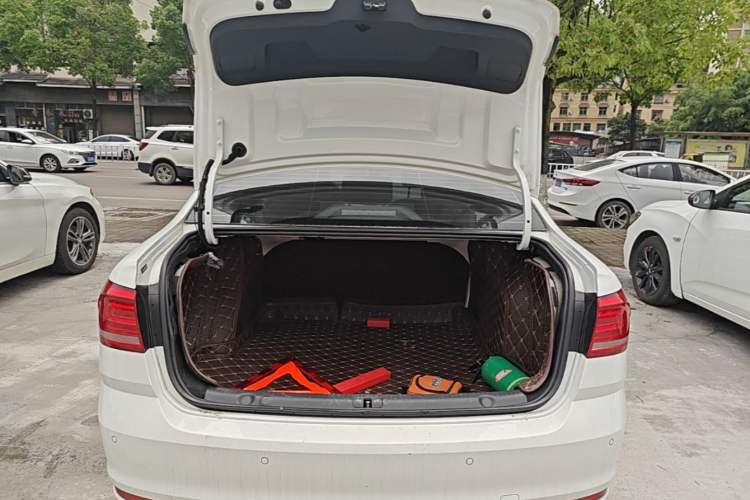 Used Volkswagen Lavida 2017 1.6L Automatic Fashion Edition Trunk