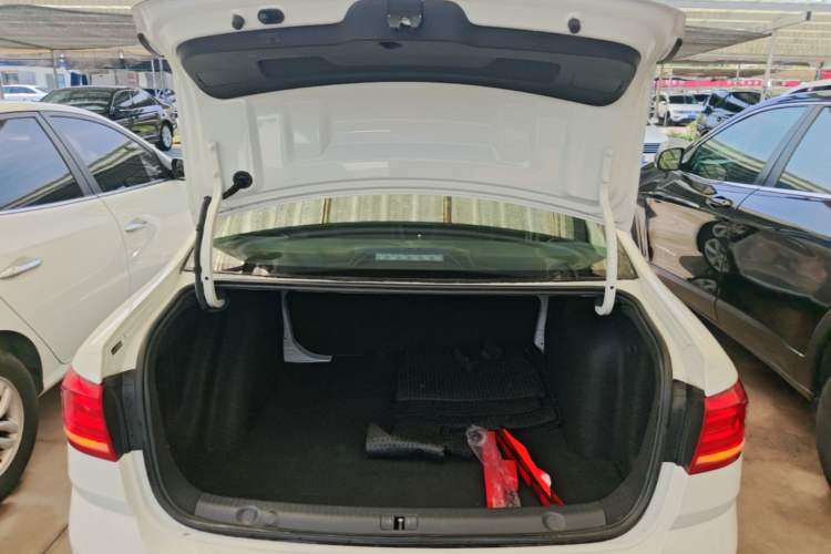 Used Volkswagen Lavida 2017 1.6L Automatic Fashion Edition Trunk