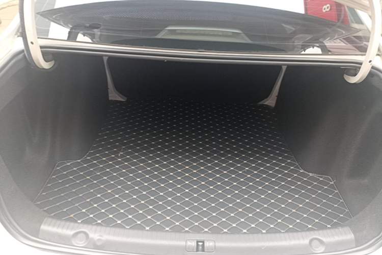 Used Volkswagen Lavida 2017 1.6L Automatic Fashion Edition Trunk