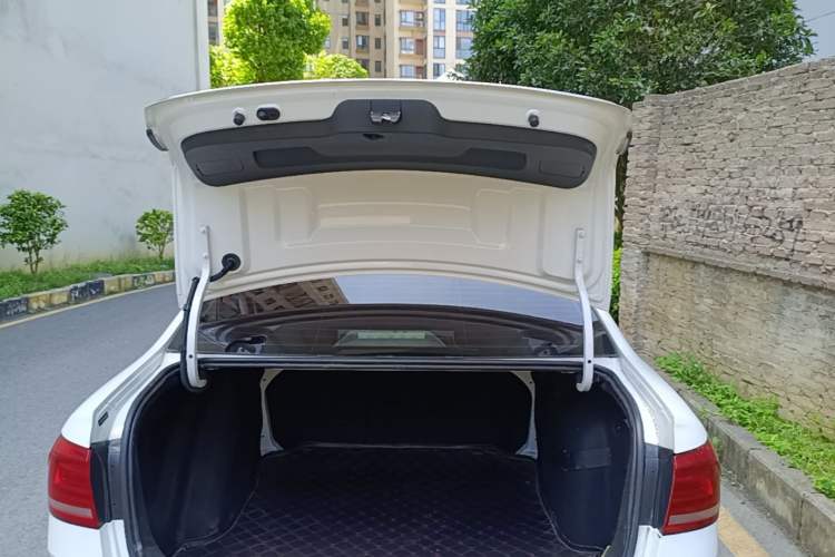 Used Volkswagen Lavida 2017 1.6L Automatic Comfort Edition Trunk
