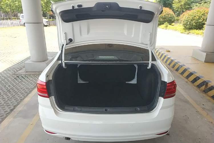 Used Volkswagen Lavida 2017 1.6L Automatic Fashion Edition Trunk