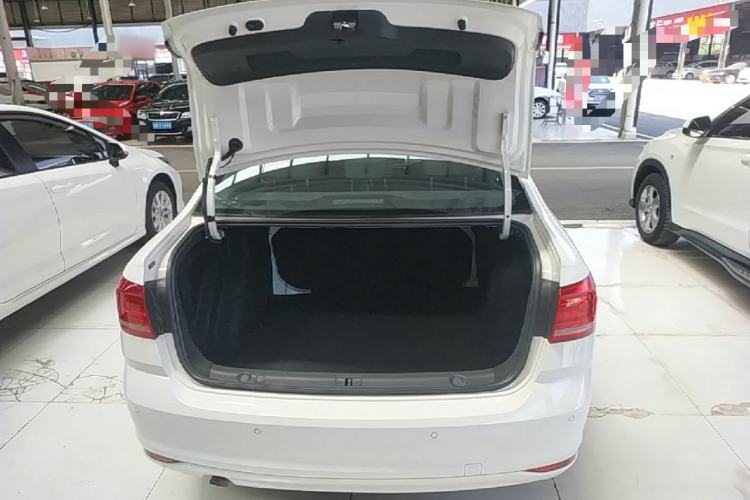 Used Volkswagen Lavida 2017 1.6L Automatic Fashion Edition Trunk