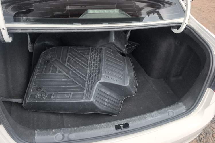 Used Volkswagen Lavida 2017 1.6L Automatic Fashion Edition Trunk