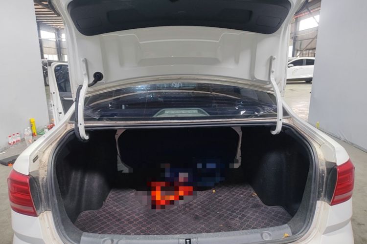 Used Volkswagen Lavida 2017 1.6L Automatic Fashion Edition Trunk