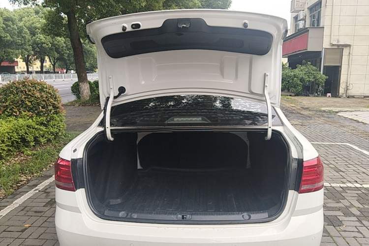 Used Volkswagen Lavida 2017 1.6L Automatic Comfort Edition Trunk