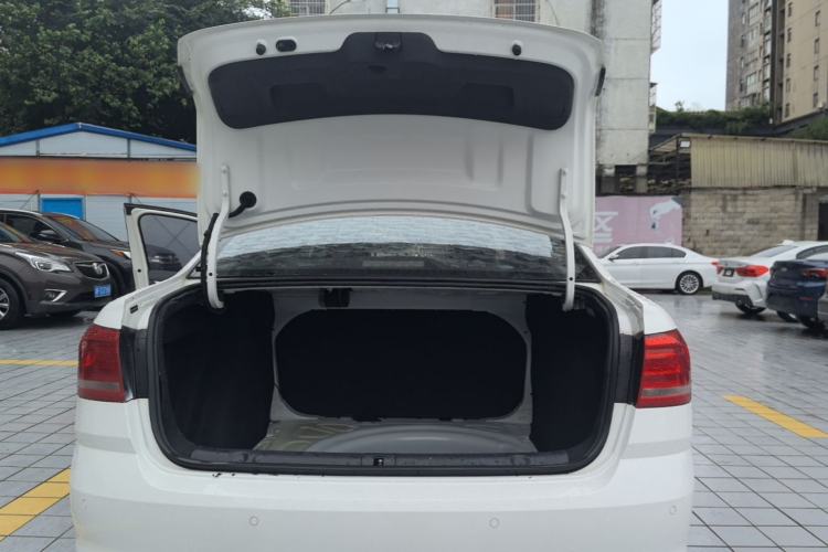 Used Volkswagen Lavida 2017 1.6L Automatic Fashion Edition Trunk