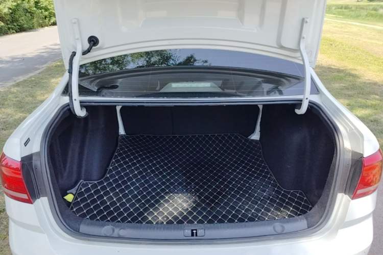 Used Volkswagen Lavida 2017 1.6L Automatic Comfort Edition Trunk