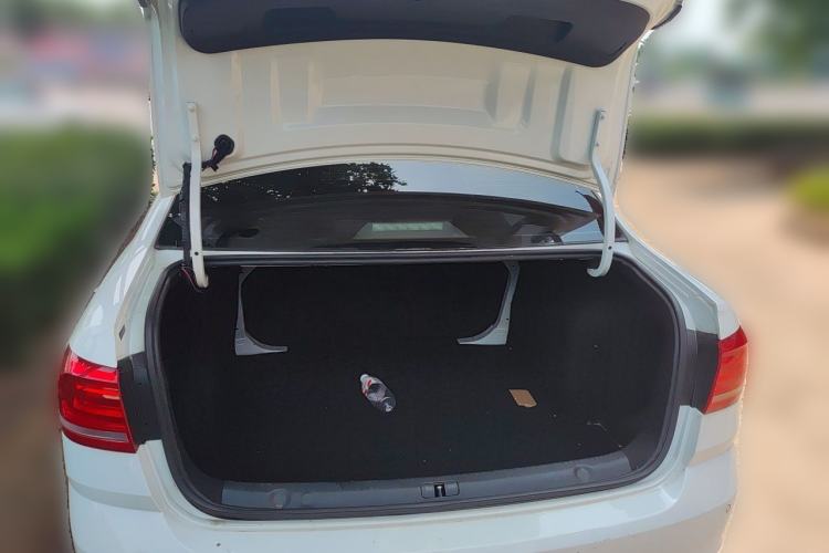 Used Volkswagen Lavida 2017 1.6L Automatic Fashion Edition Trunk